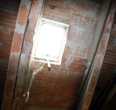 tuğla bina çatı uzayda parlak dam penceresi