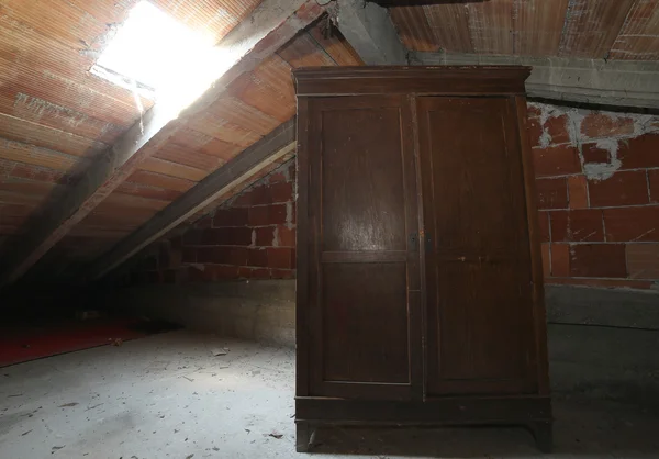 Guarda-roupa de madeira no sótão empoeirado — Fotografia de Stock