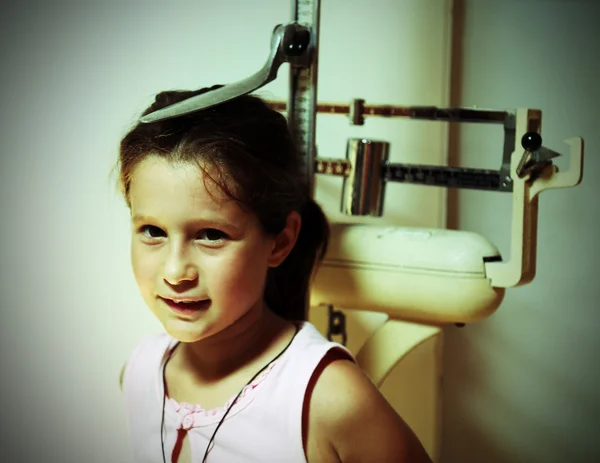 小さな女の子の身長・体重を測定するための医療機器 — ストック写真