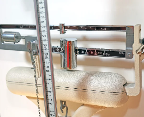 Old scale weights in a pediatric medical clinic — Stock Photo, Image