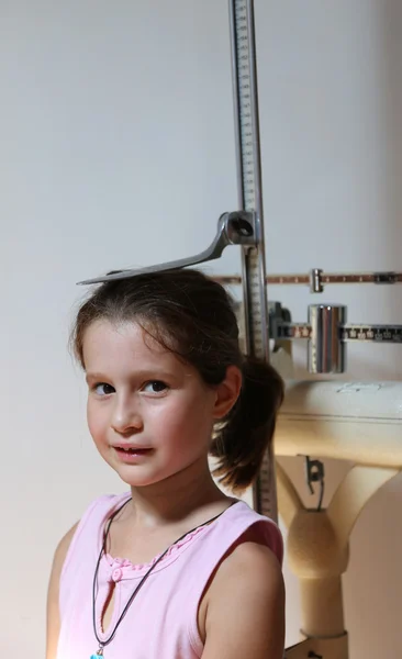 Κοριτσάκι κατά τη διάρκεια μια ιατρική εξέταση με ιατρική πράξη — Φωτογραφία Αρχείου