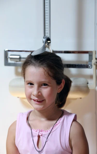 Uśmiechnięta dziewczynka podczas badania lekarskie — Zdjęcie stockowe