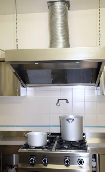 Rook van de afzuigkap in de industriële keuken met potten op de s — Stockfoto