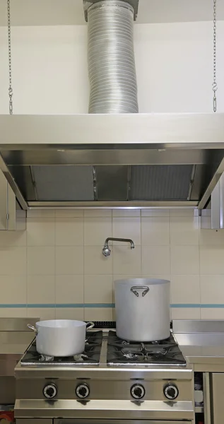 Grote industriële keuken fornuis met aluminium potten — Stockfoto
