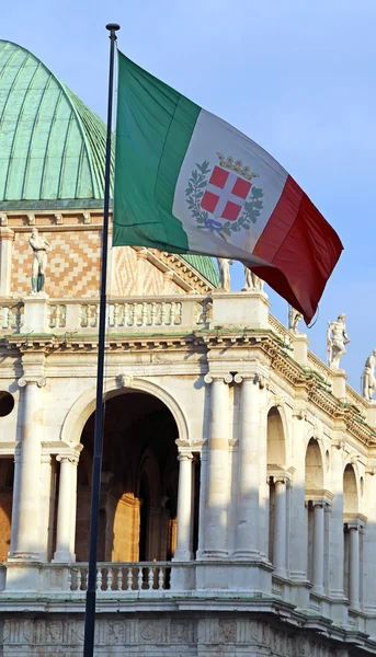 イタリアのヴィチェンツァ市のイタリア国旗 — ストック写真