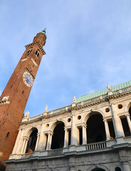 Najwyższa dzwonnica z zabytkowym Basilica Palladiana w ce — Zdjęcie stockowe
