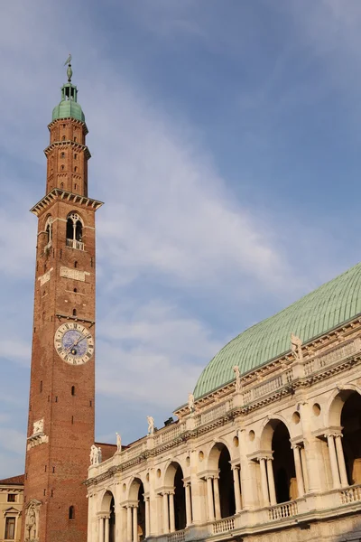 Dzwonowa wieża zabytkowego budynku o nazwie Basilica Palladiana ja — Zdjęcie stockowe