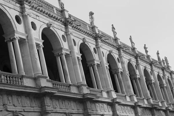 Detail van de kolommen van het artistieke, historische gebouw aan de — Stockfoto