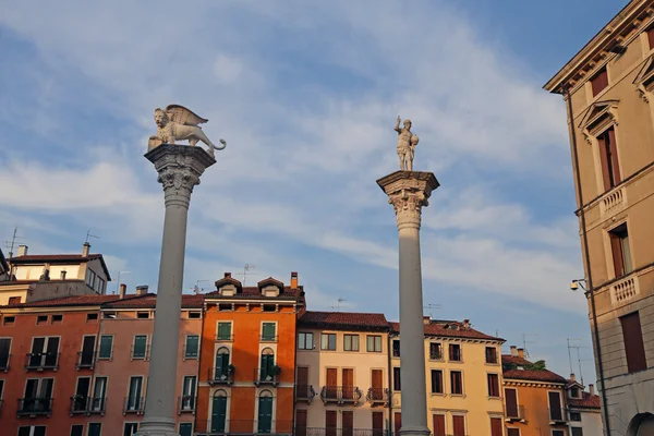 Vicenza italien zwei Säulen mit geflügeltem Löwen und Jesuserlöser — Stockfoto