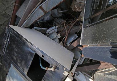 demir cevheri çöplükte özel atık düzenli depolama