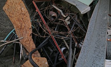 paslı demir parçaları ile özel atık dökümü