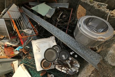 tava ve çamaşır makinesi sepeti ve paslı demir cevheri çöplükte tasar