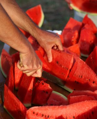 Kırmızı karpuz kalın dilim Restoran masada aşçı kesmek