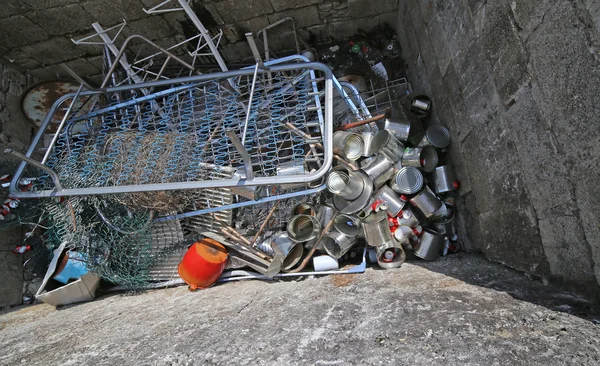 Сітки для матраців у спеціальних сміттєзвалищах з іржавим іро — стокове фото