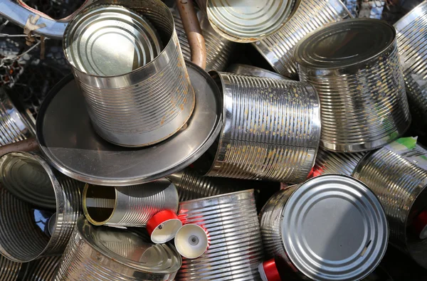 Empty rusty tin cans and trash in the bin in the junkyard — Stock Photo, Image