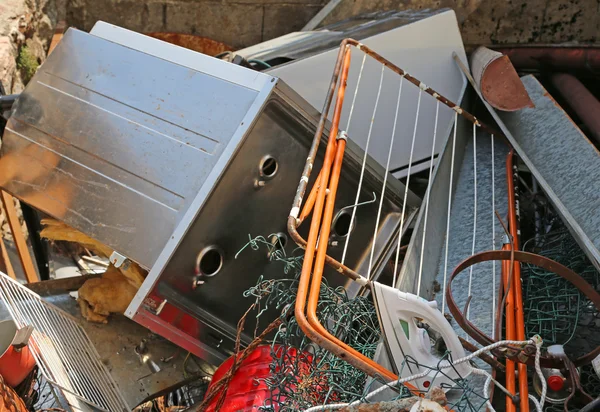 Secadora de ropa vieja y estufa destruida en vertederos de residuos ferrosos — Foto de Stock