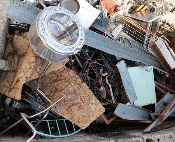 Lavatrice a tamburo e altri rottami di materiale ferroso — Foto Stock