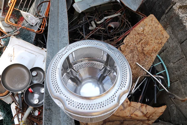 Roestige stukken van ijzer in het storten van recyclebaar materiaal — Stockfoto