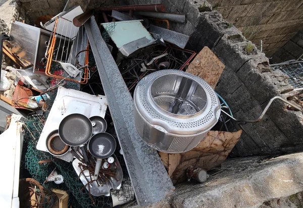 Wasmachine mand en roestige stukken van ijzer in de stortplaats — Stockfoto