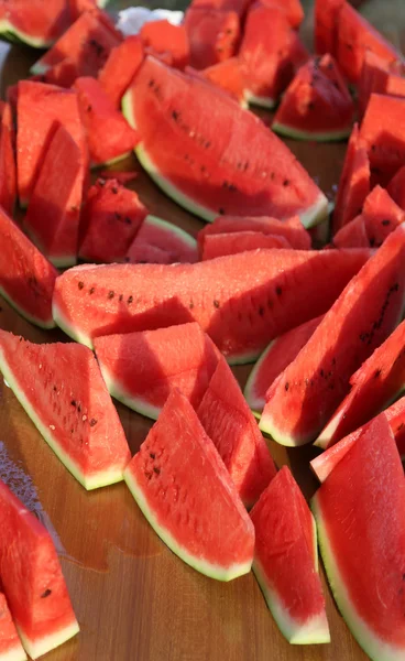 Dicke Scheiben reife rote Wassermelone auf Restauranttisch — Stockfoto