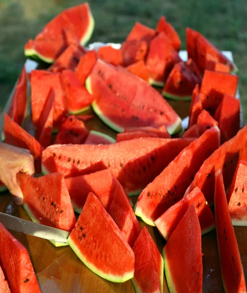 Dicke Scheiben roter Wassermelone auf Restauranttisch im Freien — Stockfoto