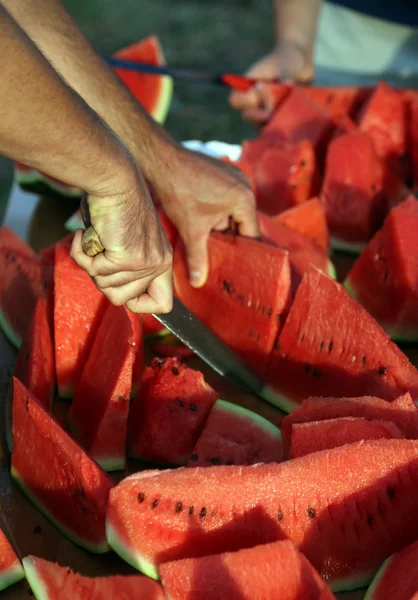 Vastag szelet érett vörös görögdinnye szabadtéri piknik — Stock Fotó