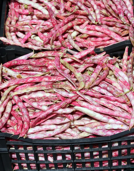 Bonen in de supermarkt op de plantaardige markt in de zomer — Stockfoto