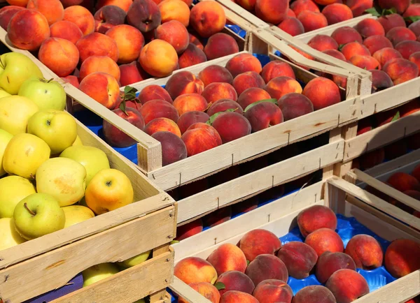 Appels en perziken voor verkoop op de markt vruchten in de zomer — Stockfoto