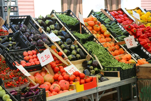 Frutta e verdura stand con cesto pieno di frutta di stagione in — Foto Stock