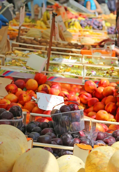 Φρούτων και λαχανικών stand με καλάθι γεμάτο εποχιακά φρούτα — Φωτογραφία Αρχείου