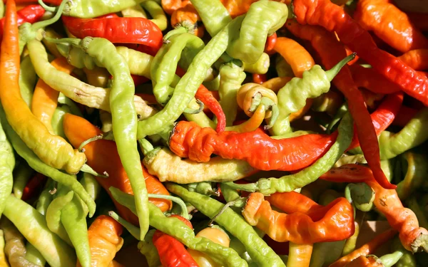 녹색과 빨간색 매운 chilis 배경 — 스톡 사진