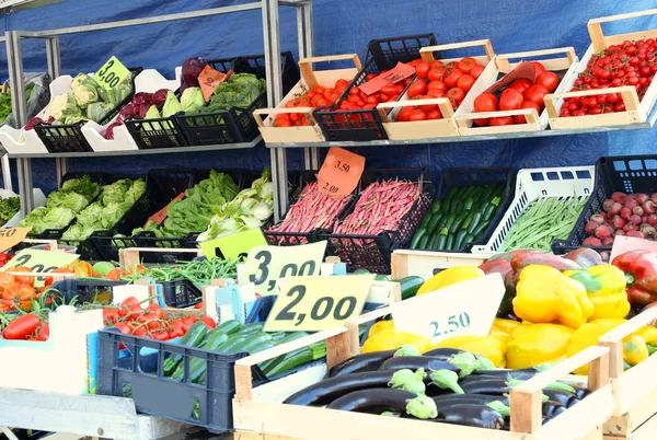 Gran puesto de frutas y verduras con cesta llena de fru de temporada —  Fotos de Stock