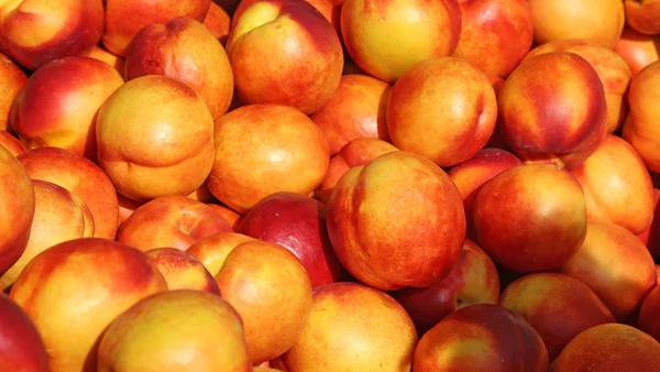 Fundo de nectarinas maduras para venda no mercado vegetal em su — Fotografia de Stock