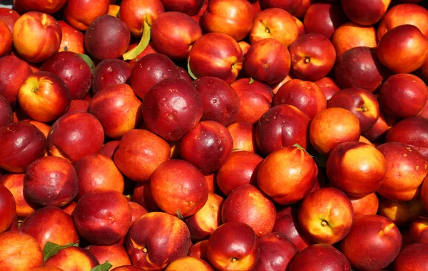 Background of ripe Peach for sale at vegetable market in summer — Stock Photo, Image