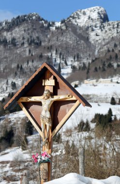 Kışın bir dağ köyünün bir bölgesinde kapitellum