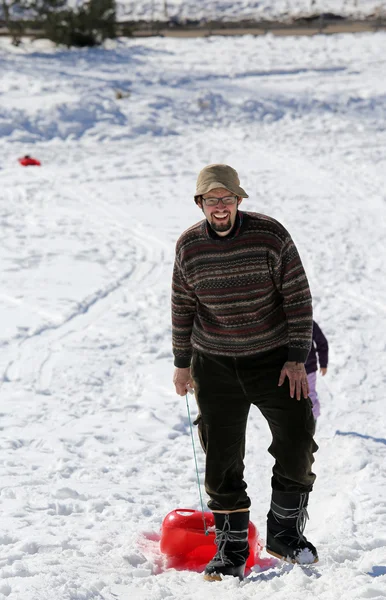 Hombre con sombrero y bob en la nieve en las montañas —  Fotos de Stock
