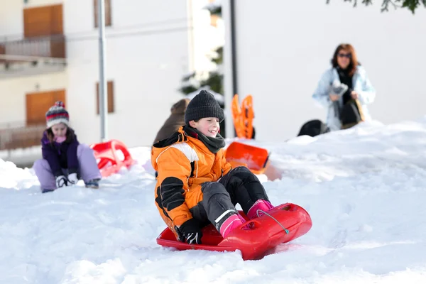 Férias de inverno brincando com bob na neve no inverno — Fotografia de Stock