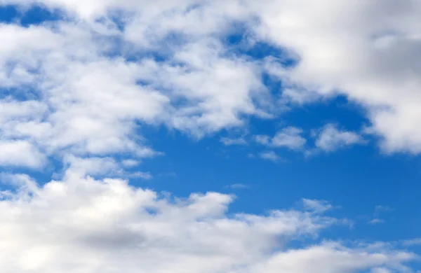 Fantastisk blå himmel med vita moln på våren i höga berg — Stockfoto