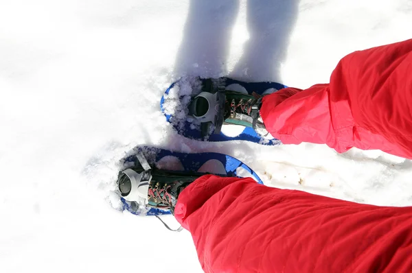 Snowshoeing nas montanhas na neve — Fotografia de Stock