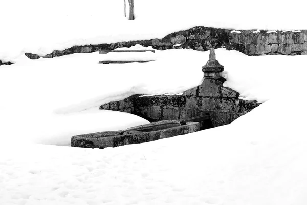 Gran fuente de piedra con agua fría helada en invierno —  Fotos de Stock