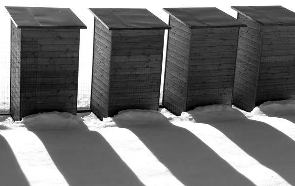 Деревянные каюты с длинными тенями — стоковое фото