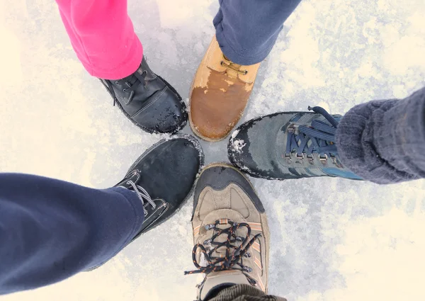 Cinco de botas una familia de vacaciones en las montañas en la nieve — Foto de Stock