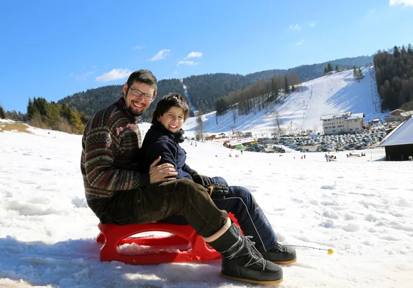 Dad with son sledding in winter on the white snow — Stock Photo, Image
