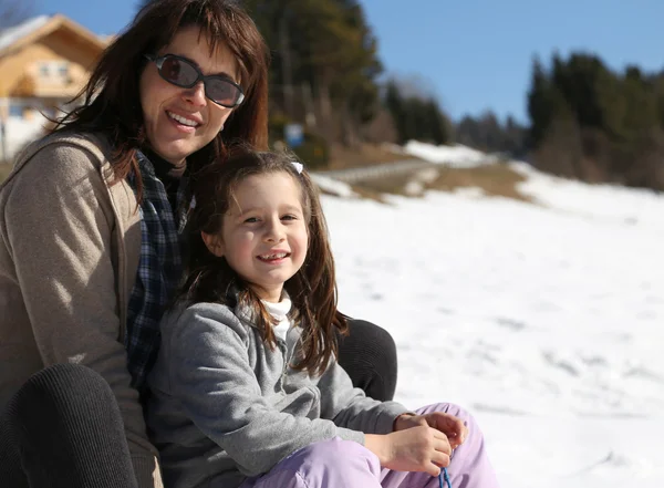 Maman et fille en hiver sur luge — Photo