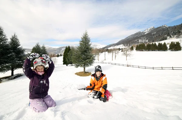 Kinderen spelen in de sneeuw in de winter — Stockfoto