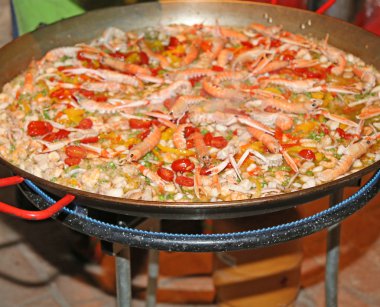 Karides ve bir tencereye pişmiş pirinç ile İspanyol paella