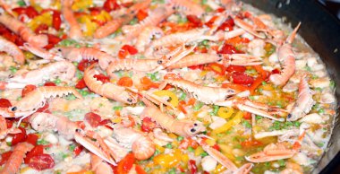 Karides ve pirinç ile İspanyol paella resta bir tencerede pişirilir