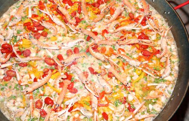 Karides ve pirinç ile İspanyol paella resta bir tencerede pişirilir