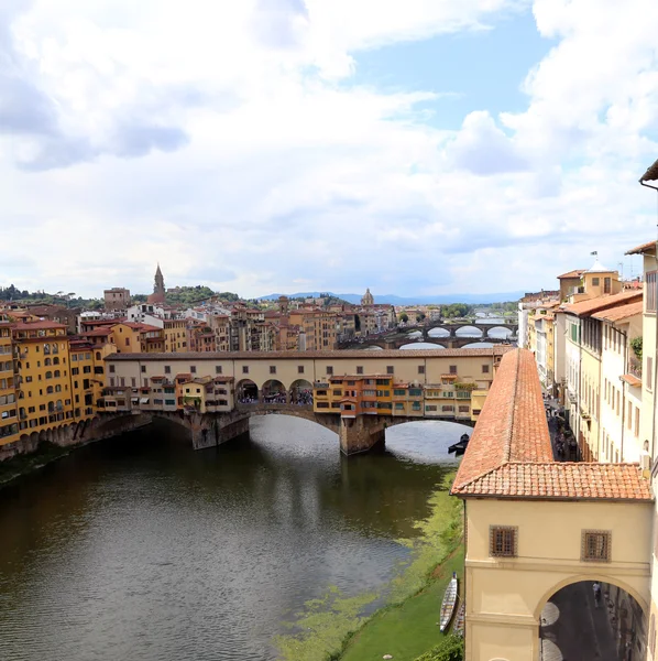 Florenz italien häuser und geschäfte in der alten brücke namens pon — Stockfoto