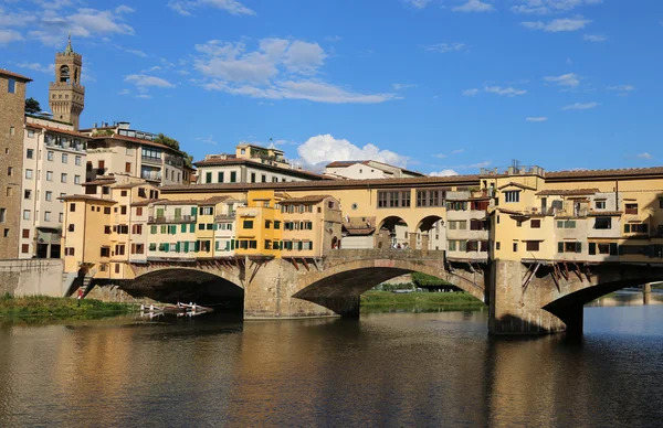 Florenz italien häuser und geschäfte in der antiken brücke — Stockfoto